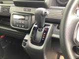 インパネシフトだから視線の移動も少なく足元もスッキリ♪運転席もゆったりしているのでゆとりを持って移動できますね!