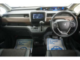 運転にかかわる様々な操作を安全に行えるように視点移動が少なく、操作性に配慮されたスイッチ類が凝縮されたコクピットです。