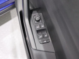 全席パワーウインドウと電動ドアミラー調整機能を装備。運転席に操作系を集約したレイアウトです。
