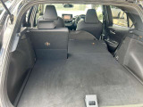 後部座席の座面は2分割にたたむことができます。荷物の高さに合わせて片側の座面だけたたむことができ便利です。
