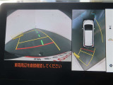 パノラミックビューモニター付きです。車両を上から見た様な映像を画面に表示。運転席からの目視だけでは見にくい、車両周辺の状況をリアルタイムでしっかり確認出来ます。