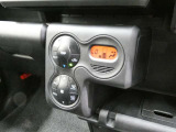 「AUTO」スイッチで車内の温度を一定に保ってくれるオートエアコン 快適装備の代名詞 もちろんマニュアル操作も可能ですよ