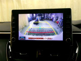 バックモニター付。車両後方の映像をナビ画面に表示し、駐車などの後退操作をサポートします。