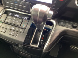 インパネシフトを採用しているので、前席の足元も広々としています。運転席と助手席の行き来もスムーズです!