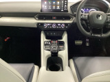 ワンアクションでスムーズな運転を支援する、エレクトリックギアセレクターに、パーキングブレーキは、電子制御パーキングブレーキです。