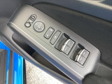 電動格納式ドアミラーのスイッチは運転席ドアにあります。