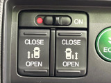 【両側パワースライドドア】スマートキーや運転席のスイッチで後席両側スライドドアの開閉が可能♪電動だから力を入れてドアを開ける必要が無く、小さなお子様でも簡単に開け閉めでき快適です♪