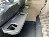 【シートバックテーブル】席背面には格納式のテーブルを装備。ちょっとした荷物が掛けられて便利なコンビニフック付です!