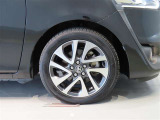 純正のアルミホイール装着車です。タイヤサイズは195/50R16です。