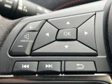 ステアリングスイッチ付。ハンドルから手を離さずにオーディオ操作が出来て安全です。