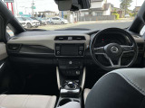 日産リーフは電気自動車ならではの静かなパワートレインに加えて、遮音・吸音対策がされているため、声や音楽が後席までしっかり届きます!