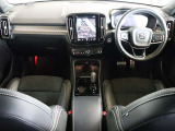 コンパクトなXC40でも上級車種と同様に、縦長式の大型タッチパネルを主体としたインテリア スマートフォン感覚でナビゲーションやオーディオなどを操作できます