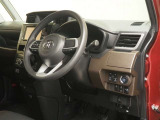 運転席はこのような雰囲気です。このポジションで安全運転です。前後左右の見通しはといってもやはり現車確認がなにより分かりやすいです。ご来店お待ちしております(^^)/