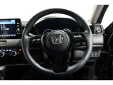 運転中もハンドルでの操作が可能です。特に高速道路等の目が離せない運転時には、便利さだけでなく、安全性も兼ね備えております。