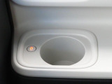 ホッとカップホルダーが運転席・助手席にあります。ホットドリンクをちょうど良い温度でキープしてくれる保温機能付で嬉しいです。