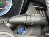 【オートライト】車外の明るさに応じて、自動的にライトの点灯・消灯を行います。