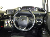 運転席まわりです。 各操作スイッチは使いやすい位置に配置されてます。