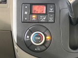 【オートエアコン】一度お好みの温度に設定すれば、車内の温度を検知し風量や温度を自動で調整。暑い&hellip;寒い&hellip;と何度もスイッチ操作をする必要はありません。快適な車内空間には必須の機能ですね♪