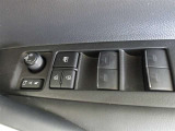 パワーウィンドウスイッチで運転席から全席の窓の開閉ができます。