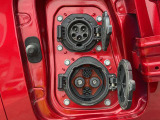 サクラの充電は運転席側リアドアすぐ左にございます。ご自宅等の普通充電口と屋外等の急速充電口があります。大きさも異なるためわかりやすいです。