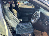 まずは、お座り下さい。運転している感覚がつかめると思います^^