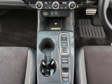 運転席より操作性の良いシフトスイッチと、電子パーキングブレーキの画像です。