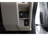 普通充電は6kWの高い出力で行うため、満充電まで約4.5時間という早さです。また、普通充電はフタを直接押し、急速充電は車内のボタンを操作して開け、あとは充電コネクターを差すだけで充電開始します。