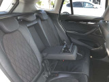 後席も使用感はさほど感じず、運転席・助手席同様に清潔感があります。後席シートもしっかりと作り込まれていますので、座り心地も悪くありません。是非、実車にてご確認下さい。
