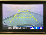 【バックカメラ】運転が苦手な方も車庫入れラクラクです!ギアをリバースに入れれば自動的に切り換わりますので、面倒な操作は不要です♪狭い駐車場もお車を傷つけず安心ですね!