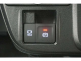 電子制御パーキングブレーキ搭載で指一本で簡単に操作することができます。さらに停車中に、ブレーキペダルを踏み続けなくても、自動的にブレーキを保持する機能である、オートマチックブレーキホールド付きです。