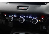 運転席と助手席の温度設定の変更が可能な左右独立タイプのデュアルエアコンです♪♪♪暑がりな人・寒がりな人も誰もが車内を快適にお過ごしいただけます♪♪♪