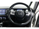運転中もハンドルでの操作が可能です。特に高速道路等の目が離せない運転時には、便利さだけでなく、安全性も兼ね備えております。