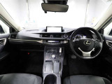 上質で落ち着いた印象のインパネ。視界も広々で運転しやすいです。