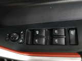 運転席のパワーウインドスイッチで全席窓の開閉・ロック操作ができます。