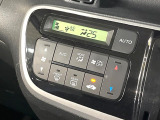 【オートエアコン】一度お好みの温度に設定すれば、車内の温度を検知し風量や温度を自動で調整。暑い&hellip;寒い&hellip;と何度もスイッチ操作をする必要はありません。快適な車内空間には必須の機能ですね♪