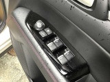 パワーウィンドウやドアミラーのスイッチ等は運転席右側へ集中してます
