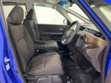 【運転席&助手席】運転席にはハイトアジャスタ機能付きで運転姿勢もバッチリ!ロングドライブでも疲れにくいシートです。
