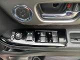 運転席ドアには、ウインドー開閉スイッチ、ウインドー開閉ロックスイッチ、電動格納ミラースイッチ、電動ミラー調整スイッチがついてますので大変便利です。