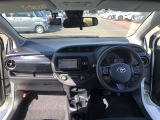 シンプルながら機能性溢れる運転席廻りです。視界性もよく、運転しやすいですよ。