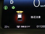 【パーキングセンサー】センサーが周辺の障害物を検知。音とディスプレー表示で障害物との距離をお知らせし、ドライバーに注意を促します。バックでの駐車時や狭い駐車場での出庫時などに役立ちます。