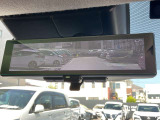 大好評「インテリジェントルームミラー」!車両後方のカメラ映像がミラーに映るので、乗員や荷物が多くても安心♪夜間や悪天候の日でもクリアな映像で視界良好です◎
