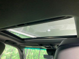 【サンルーフ】開放感たっぷりの希少装備、サンルーフが装着されています!車内に明かりを取り入れたり景色を楽しむ以外にも、車内の空気も簡単に換気できて快適です!