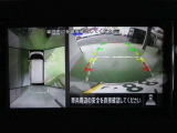 アラウンドビューモニターが駐車をアシスト☆4つの高解像度カメラで車の周囲を撮影。ミニバン、SUVなどの死角の駐停車も驚く程楽です!バックカメラは、車庫入れの時は勿論、後方の安全確認もできて安心です♪
