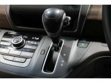 インパネシフトだから視線の移動も少なく足元もスッキリ♪運転席もゆったりしているのでゆとりを持ってドライブできますね!