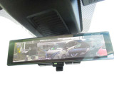 スマートルーミラー装備車両後方のカメラ映像をミラ-面に映し出すので、車内の状況や、天候などに影響されにくく、よりクリアな後方視界が得られます。
