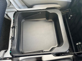 【シートアンダーボックス】シートの下に大容量の収納スペースが備わっており、靴や洗車グッズなど、外から見られたくないものをすっきり収納できて便利!