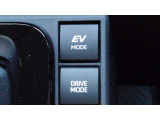トヨタハイブリッドカー特有の、EV走行モードスイッチ、夜間などエンジン音を立てずにモーターのみでの走行ができます。