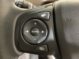 ハンドルにオーディオの操作スイッチが装備されています。視線を前方から外さずハンドルから手を離さずに操作できるのでとっても安全ですね。