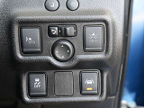 運転席右側にはエマージェンシーブレーキ、VDC、LDW(車線逸脱警報)等の操作スイッチが有ります。