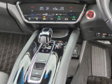 運転席より操作性の良いシフトレバーと、オートエアコンのスイッチ等の画像です。